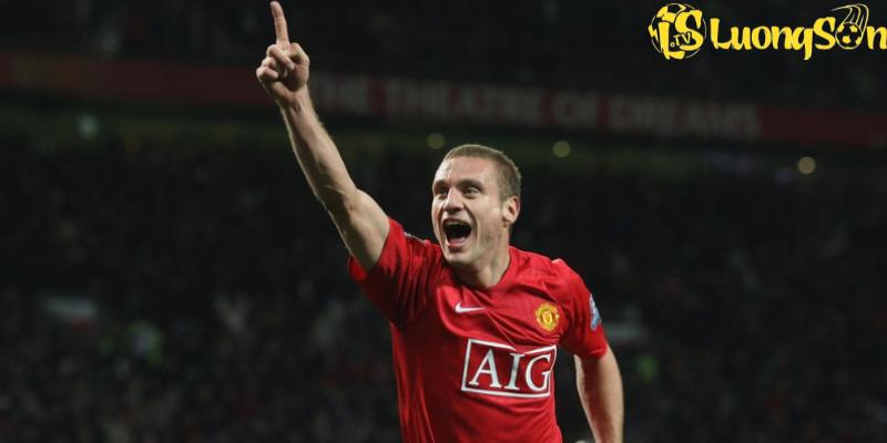 Trung vệ Nemanja Vidic sở hữu lối chơi điêu luyện, sự nhiệt huyết trên sân 